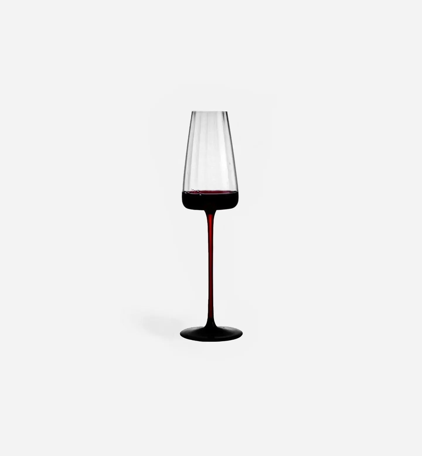 Verre à vin rouge 270ml, ondulations verticales élégantes. Silhouette fine, idéal pour vins rouges subtils et tables raffinées.