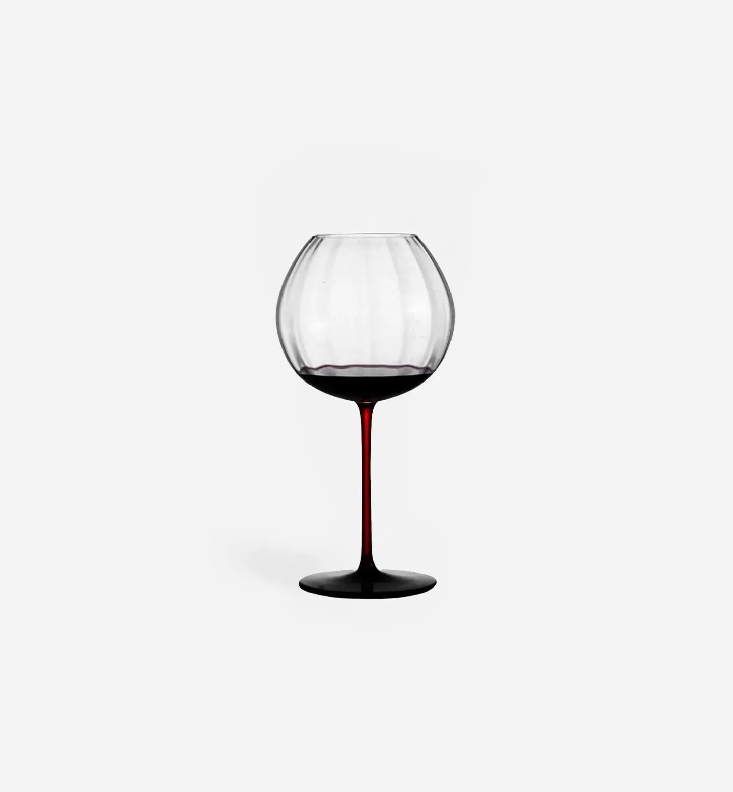Verre à vin rouge 860 ml avec forme boule au sommet du pied, disponible en versions lisse ou ondulée. Pied rouge distinctif et design élégant pour sublimer vos dégustations.