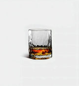 Verre à whisky Brume 280 ml, motif en relief, vue de face sur fond blanc