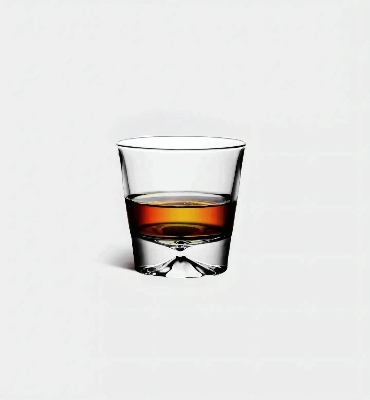 Verre à whisky 300 ml au design classique et épuré. Idéal pour scotch, bourbon ou cocktails. Élégance sobre pour dégustation raffinée.