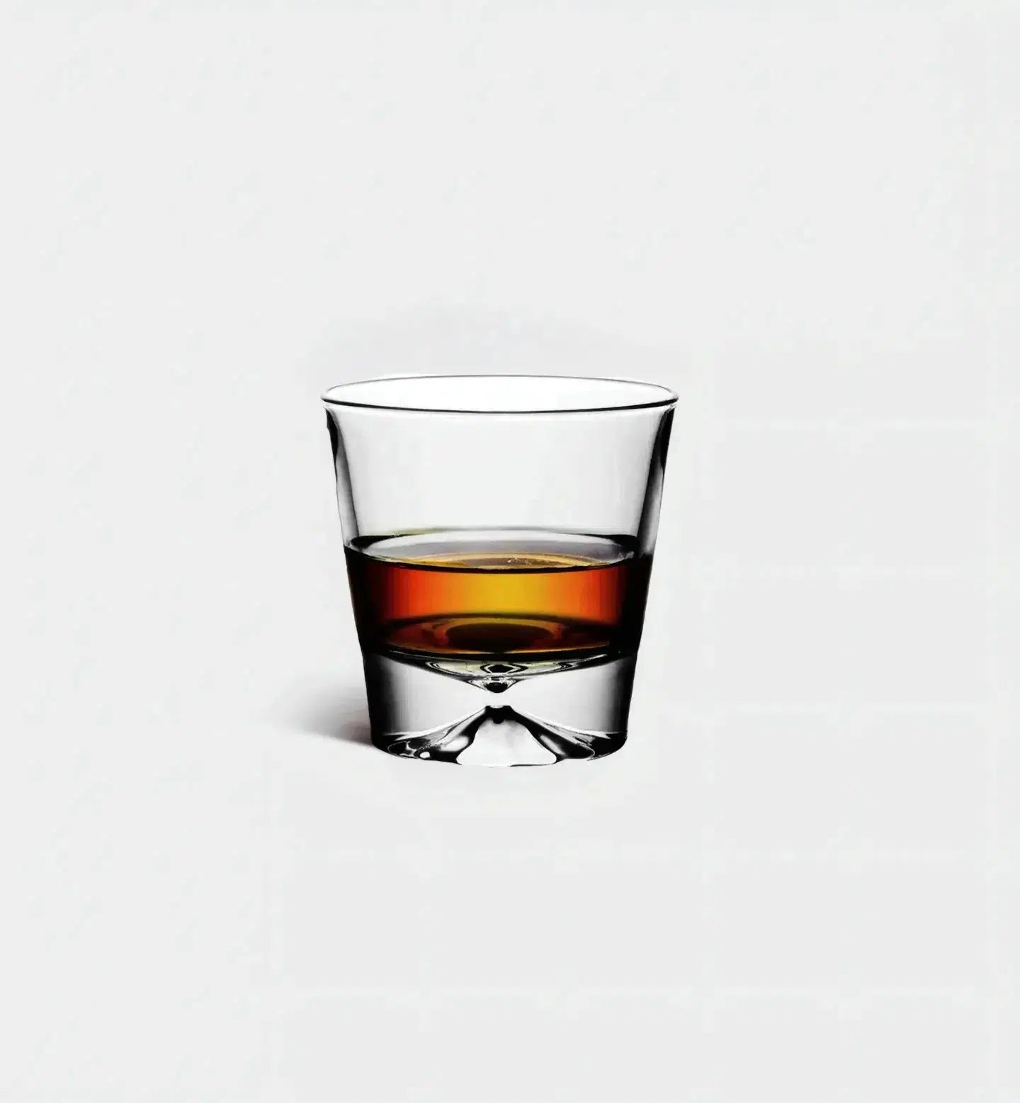 Verre à whisky Clair 300 ml, motif en relief, vue de face sur fond blanc