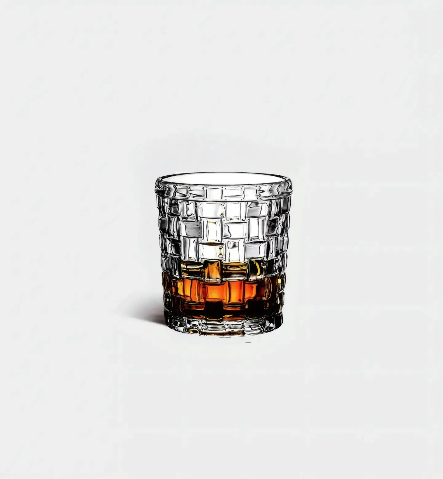 Verre à whisky 270 ml au motif tressé damier, alliant tradition et design. Parfait pour scotch, bourbon ou cocktails courts, élégant et original.