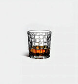 Verre à whisky Damier 270 ml, motif en relief, vue de face sur fond blanc