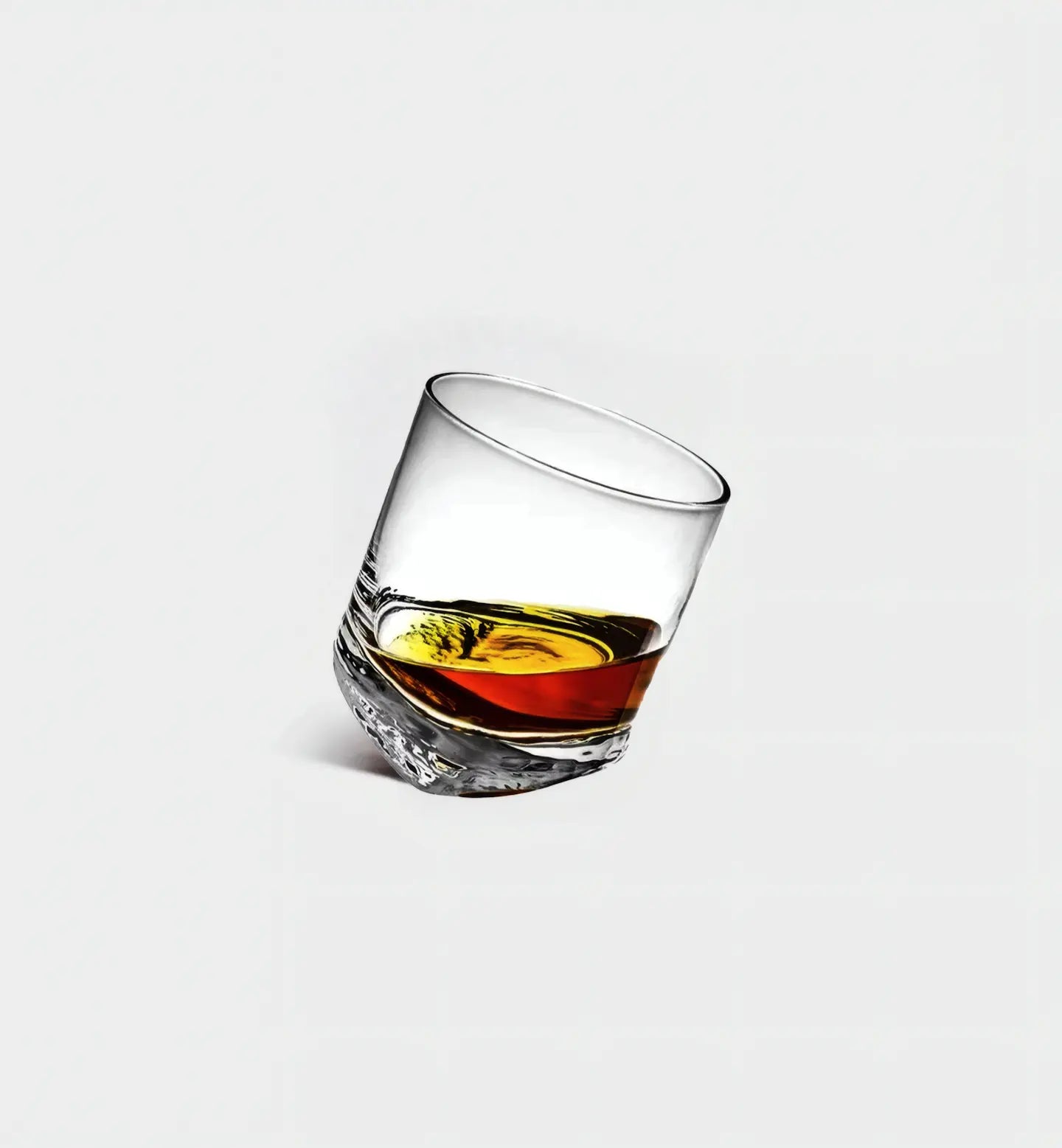 Verre à whisky 300 ml au design ludique avec base arrondie. Tanguant sans renverser, il allie originalité et élégance pour vos dégustations.