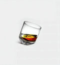 Verre à whisky Oscillo 300 ml, motif en relief, vue de face sur fond blanc
