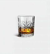 Verre à whisky Quadrille 310 ml, motif en relief, vue de face sur fond blanc