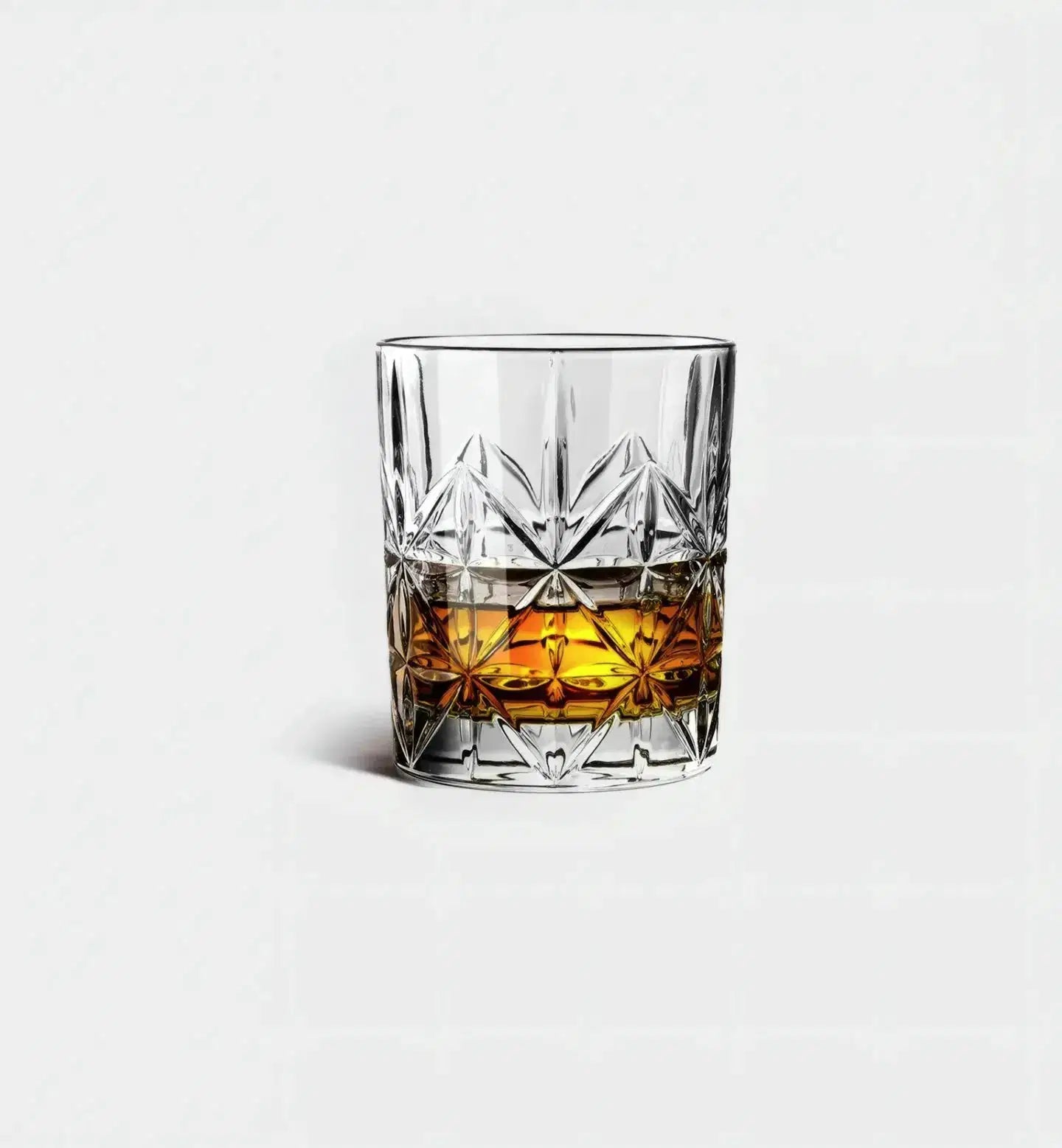 Verre à whisky 310 ml au motif damier traversé de croix. Élégant et robuste, idéal pour scotch, bourbon ou cocktails de caractère.