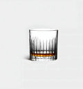 Verre à whisky Rise 310 ml, motif en relief, vue de face sur fond blanc