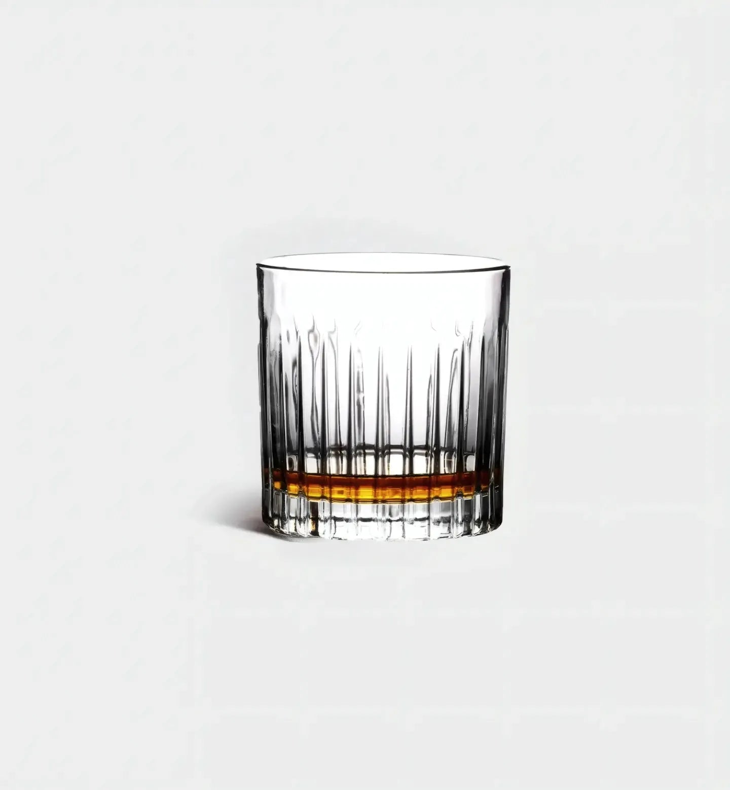 Verre à whisky 310 ml avec rayures en dégradé. Design épuré et moderne, idéal pour whisky, bourbon ou cocktails raffinés.