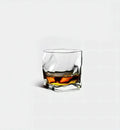 Verre à whisky Vague 250 ml, motif en relief, vue de face sur fond blanc