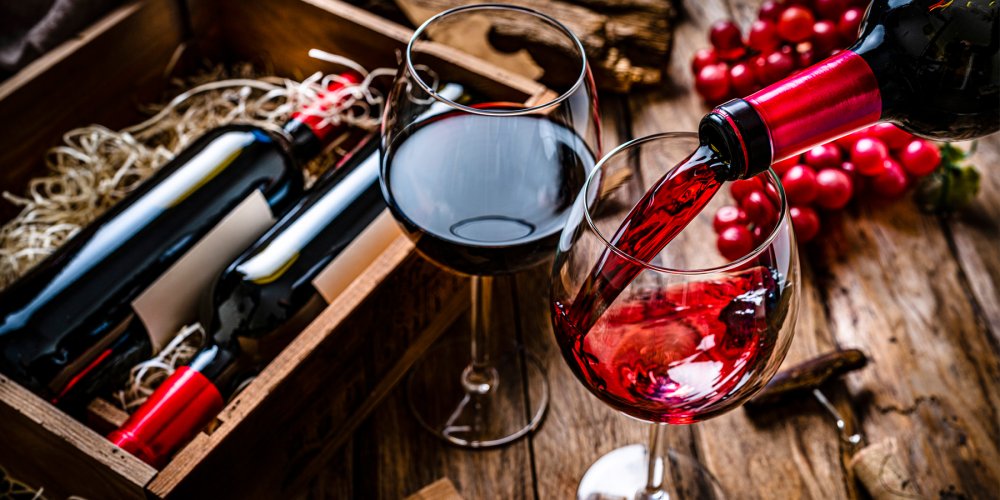 Cadeaux autour du vin verres carafes coffrets élégants sur table