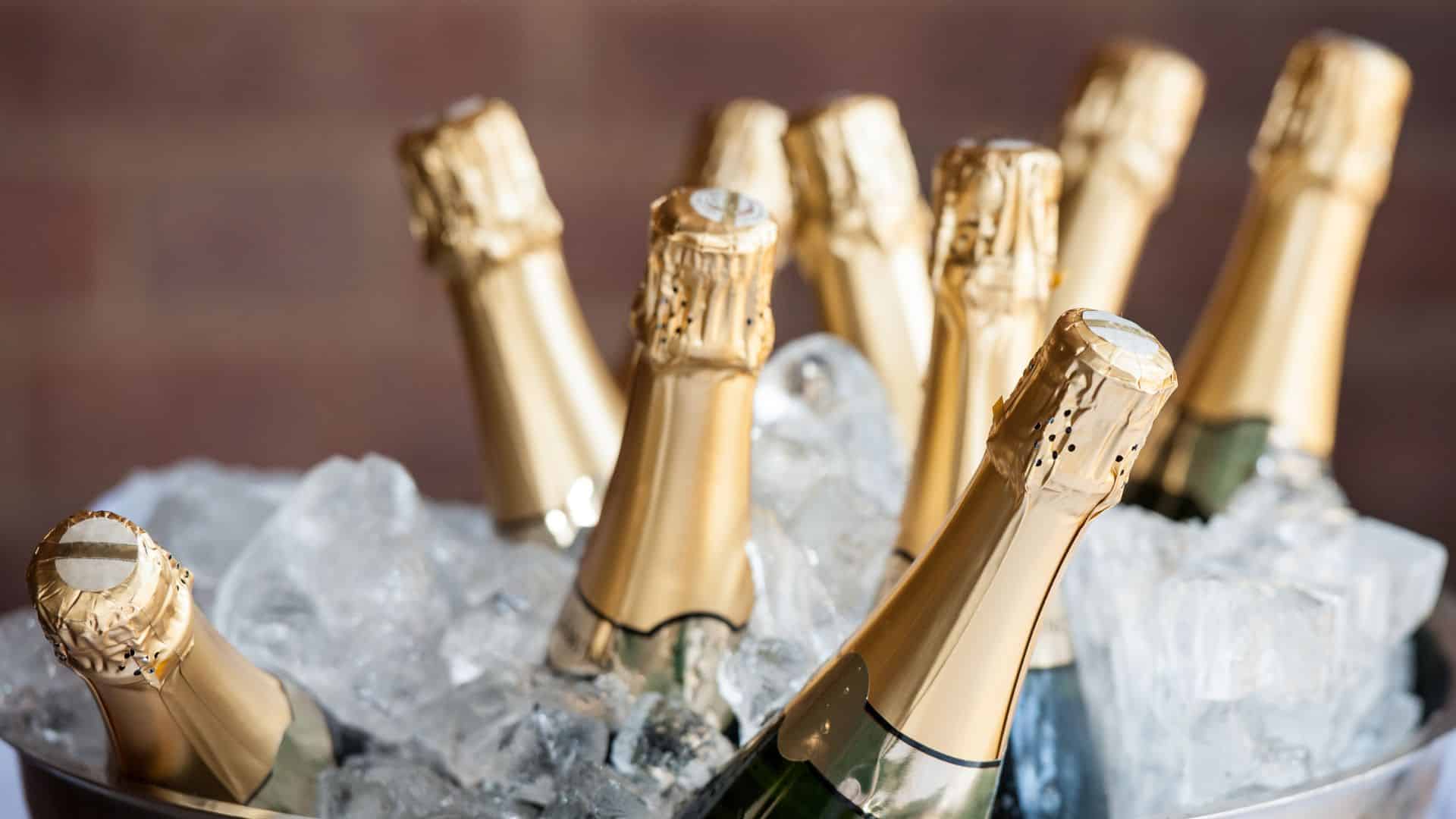 Flûtes à champagne élégantes sur table dressée, bulles et dégustation raffinée