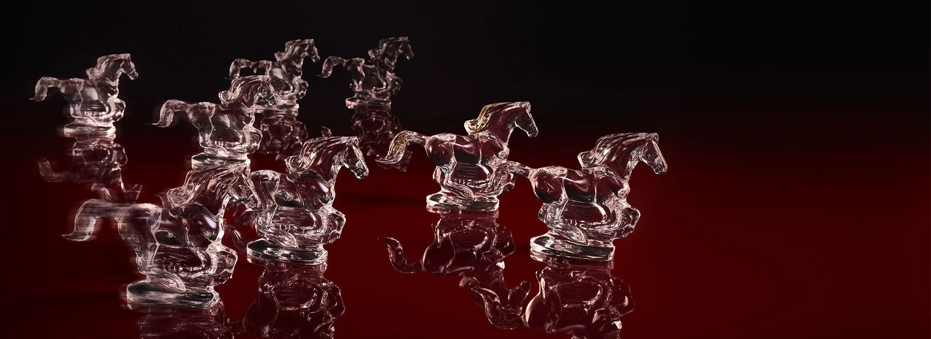 Art de la table cristal whisky verres carafes élégants sur fond sombre