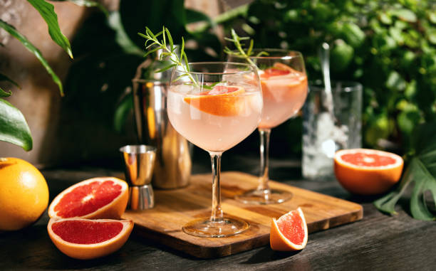 verres à cocktail design élégants sur comptoir de bar
