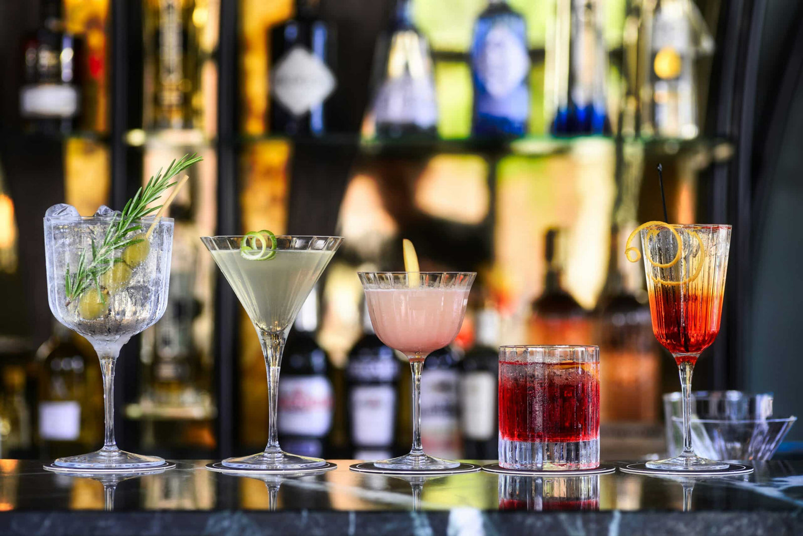 bar à cocktails élégant avec shakers et verres de mixologie