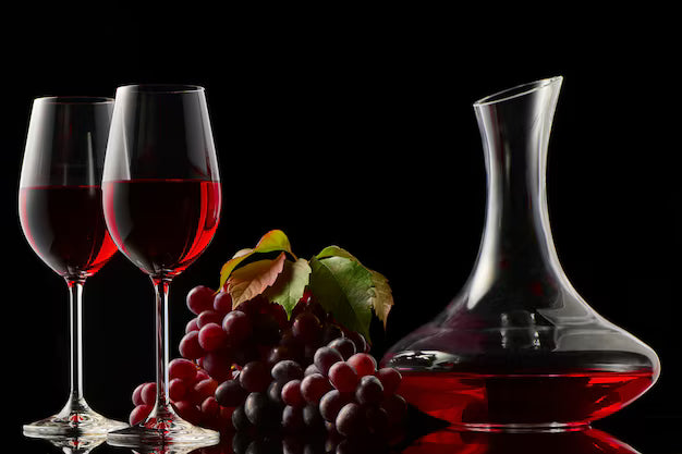 Carafe à vin rouge et verres sur table de dégustation élégante