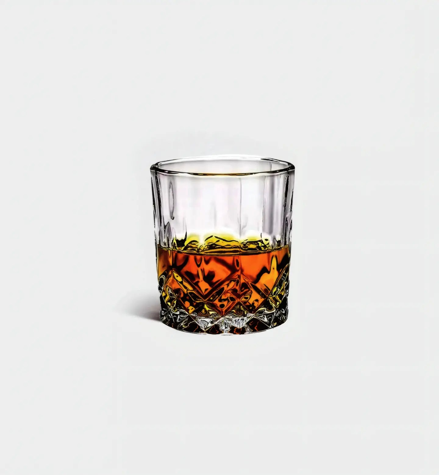 Verre à whisky 230 ml avec motif damier discret à la base. Élégant et robuste, idéal pour whisky, bourbon ou cocktails courts.