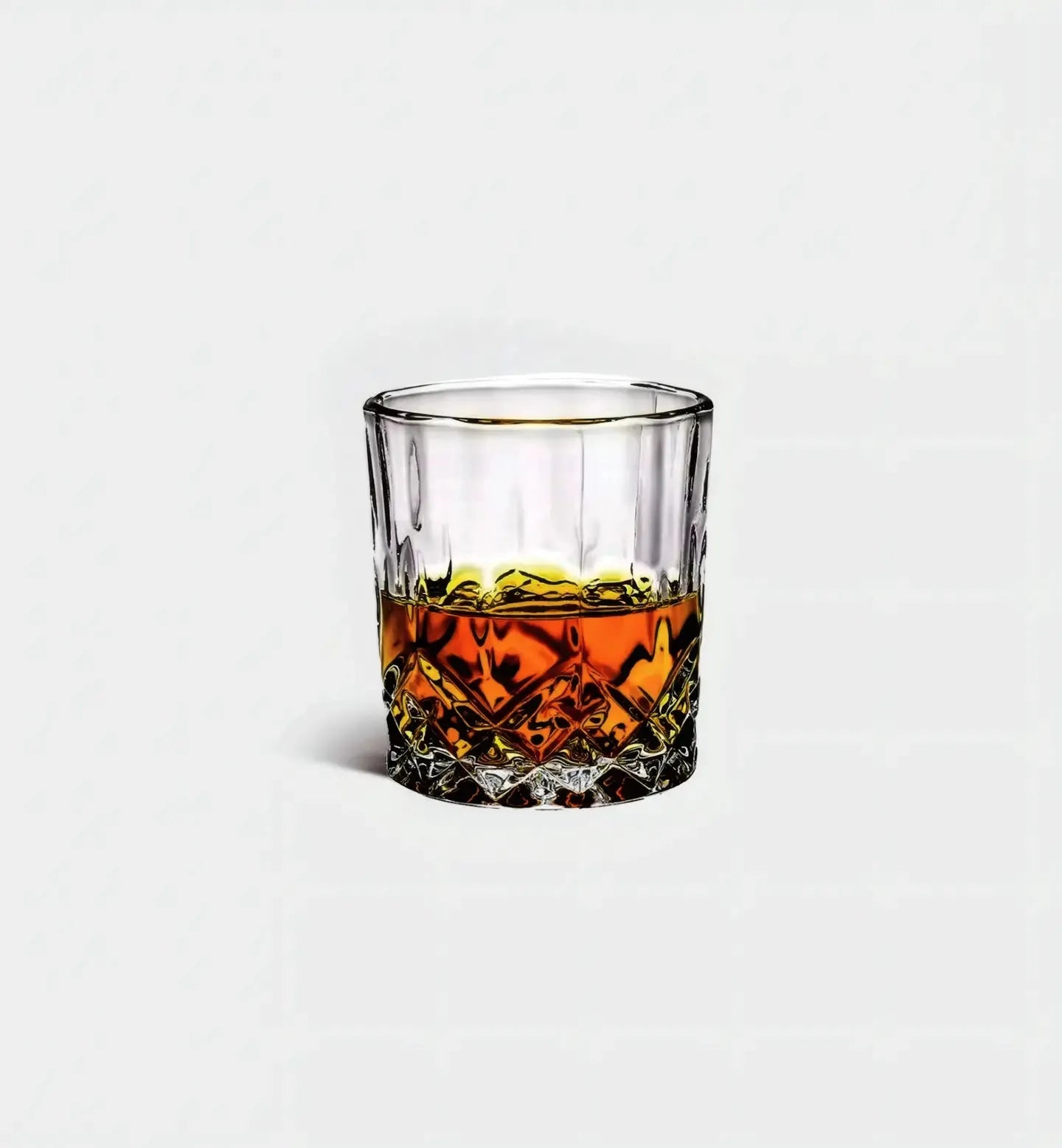 Verre à whisky 230 ml avec motif damier discret à la base. Élégant et robuste, idéal pour whisky, bourbon ou cocktails courts.