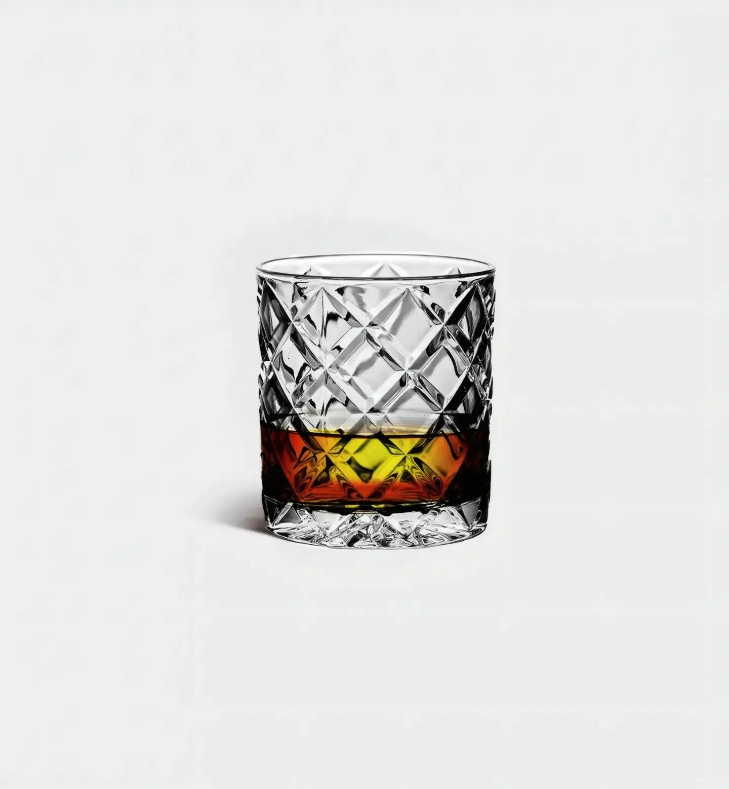 Verre à whisky 320 ml avec motif damier structuré. Design moderne et affirmé, idéal pour whisky, scotch, bourbon ou cocktails sur glace.
